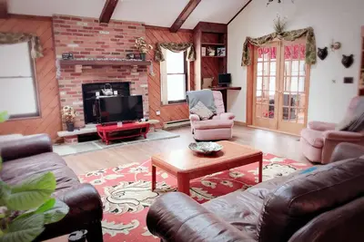 Image de Woodland Retreat-Cozy 3000 SqFt Chalet