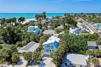 Image de Mermaid House  Rooftop deck, Gulf views, beautiful home, steps to the sand!