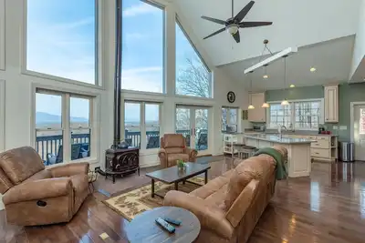 Image de Hummingbirds' Mountain Retreat | Hot Tub, Game Room, Home Office & Mountain Views!