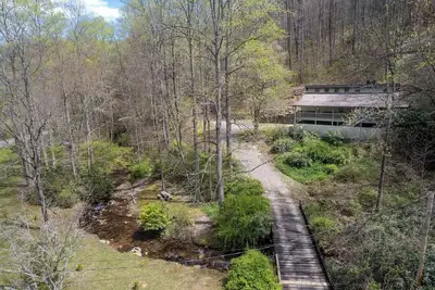 Image de Creekside Comfort - A Gorgeous, Pet-Friendly Mountain Home Located Near Wcu!