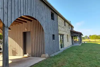 Image de Grange en pierre rénovée avec piscine entre Lot et Dordogne