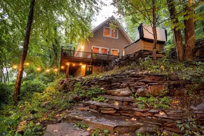 Image de Breathtaking River Views · The Hawks Nest Cabin