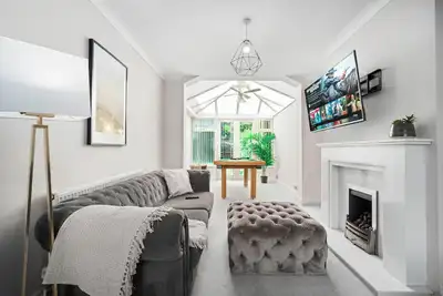Image de This 3-bedroom luxury property is located within the county of West Midlands
