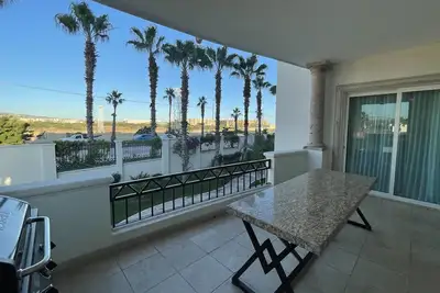 Image de 2 bed Condo with gourmet Kitchen near everything with art adornment