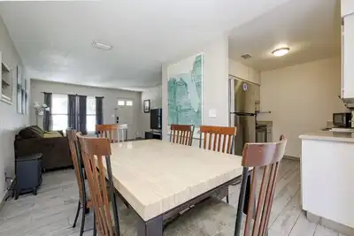 Image de Spacious home with Pool Table 10 minutes from Beaches and Speedway