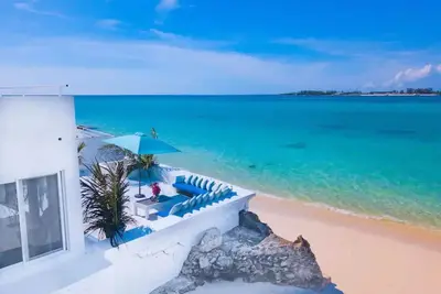 Image de Stunning, Modern & Bright Beachfront Villa
