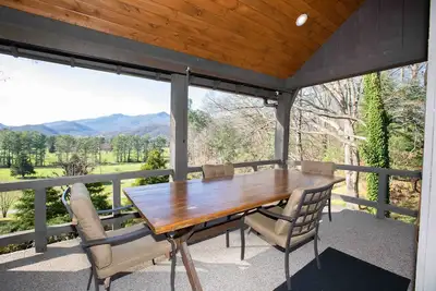 Image de One of Waynesville's most treasured and historic vacation cabins
