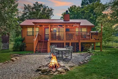 Image de Riverfront Cabin w/ Hot Tub & Mountain Views!