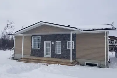 Image de Relaxing 5 bedroom cabin at Greenwater Lake