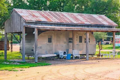 Image de Glamping in Spicewood Tx Hill Country~ The Kit at Green Acres