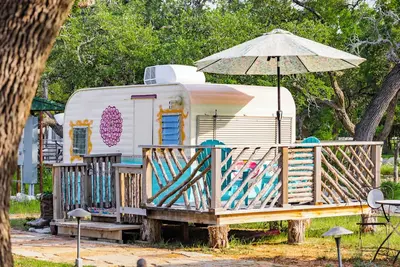 Image de Glamping in Spicewood Tx Hill Country~ The Pearl at Green Acres