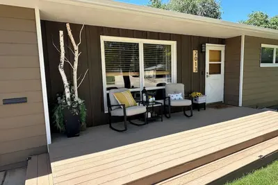 Image de Mid-Century Modern Comfy, Cozy Family Vacation Home