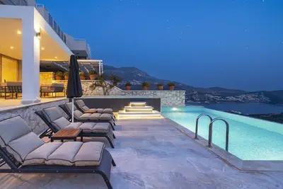 Image de Superlative Modern 4 Bedroom Villa with Stunning Sea Views