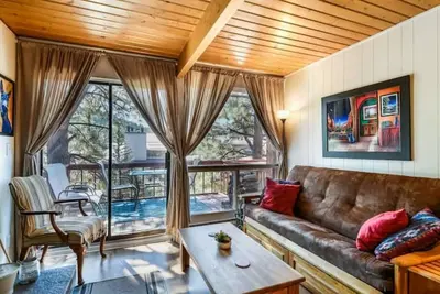 Image de Tree Top - Cozy, quiet, tiny 2nd-story, private condo for 1 or 2