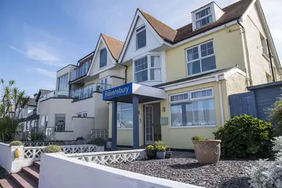 Image de Overlooking Fistral Beach with sea views, 8 bedrooms, dog friendly and parking