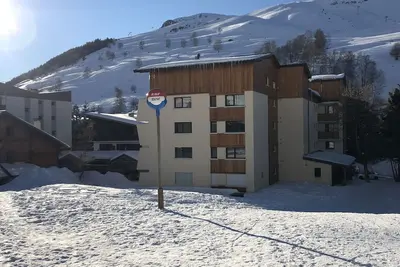 Image de Studio front de neige, 4 personnes, rassemblement Esf et télésiège à 20m