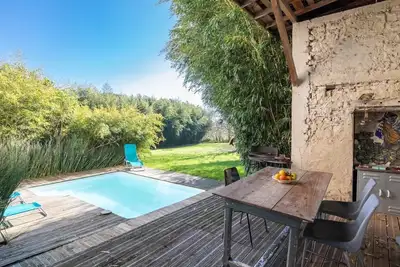 Image de Le Chai: Entre mer et montagne, gîte spacieux avec piscine privée.