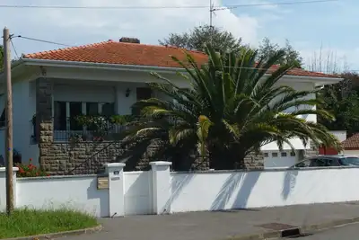 Image de vaste appartement dans villa avec grand jardin privé et terrasse proche mer