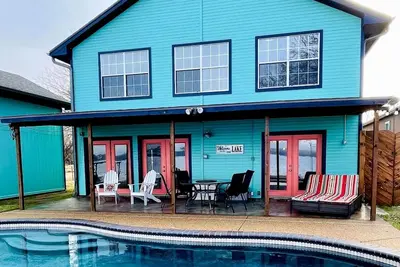 Image de Sunrise Oasis! Large 4 Bedroom, 3 bath with pool - Lakefront