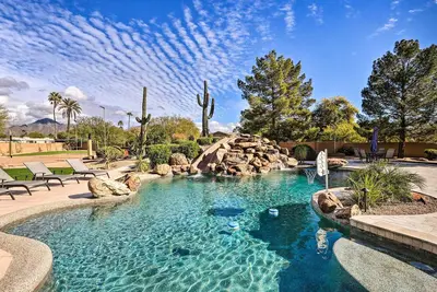 Image de Lavish Estate w/ Sports Court & Home Theater!