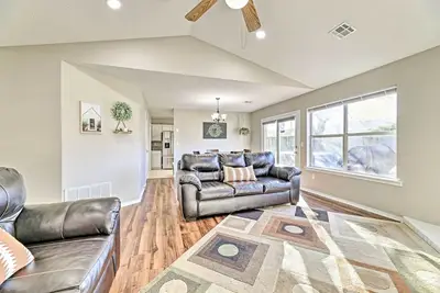 Image de Fayetteville Home w/ Hot Tub ~ 3 Mi to U of A!