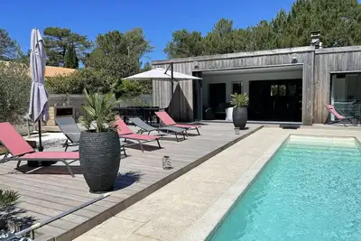 Image de Grande maison avec piscine chauffée proche du lac de Cazaux pour 8 à10 personnes