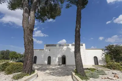 Image de Luxury 5 bedroom traditional Villa with modern furnishings private pool & garden