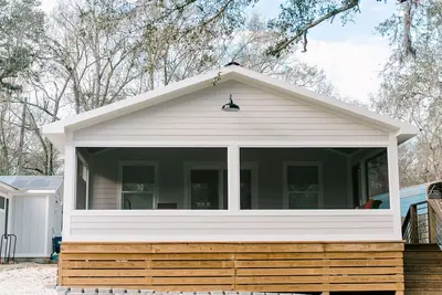 Image de Fully renovated cabin on the Mermentau River with gorgeous scenic views