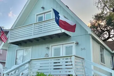 Image de Pet Friendly, Charming  Coastal Retreat near Beach and Downtown