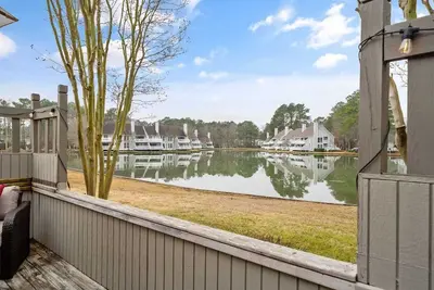 Image de End-unit Lakefront 2br, 2ba renovated