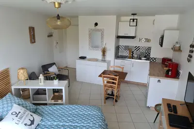 Image de studio idéalement situé  entre plage et centre ville