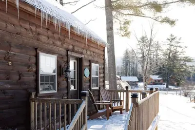 Image de Pine Cabin: Lakeside Log Cabin Escape