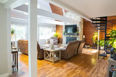 Image de A-Frame Arbor One Block From The Beach-Four Beds and Four Bathrooms!