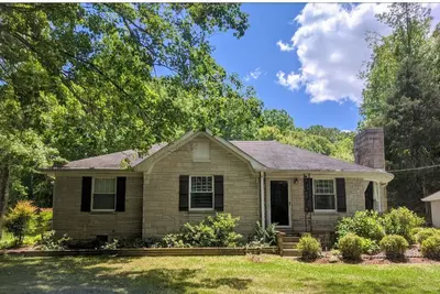Image de Located directly on Stults Branch and 6 miles from Shoal Creek. Relax here!