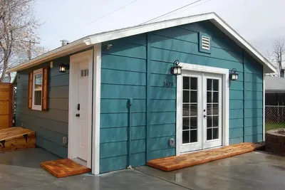 Image de Little house on the bench