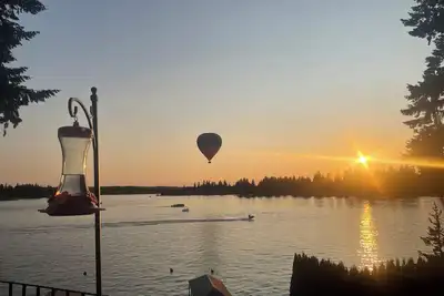 Image de Custom built Lake Tapps Waterfront Guest house, 2 bed, 2bath, W/D
