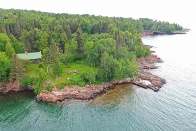 Image de Classic Vintage Log Cabin on Lake Superior
