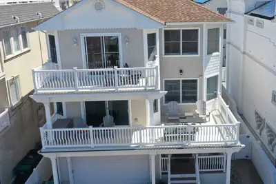 Image de Family friendly Brigantine tri-level house two properties from beach
