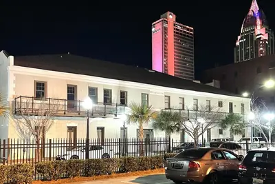 Image de Best location downtown- on parade route close to everything