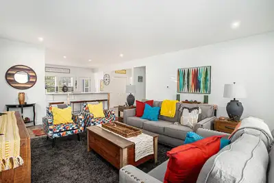 Image de Sandy Feet Retreat sleeps 12. Walk to beach, downtown, pool and marina.