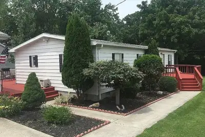 Image de Just Peachy Peninsula Cottage -- Outside of Lakeside