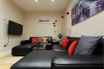 Modern apartment close to city, secure carpark