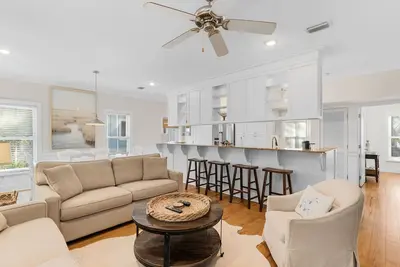 Image de Quick walk to the beach access & pool. Beach gear in shed! !