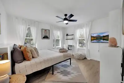 Image de {Hidden Gem} Beach Home, Steps to Ocean, 6 Bikes. Complete Kit for the beach