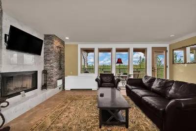Image de Upgraded top floor condo with breathtaking views