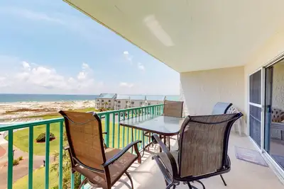 Image de Oceanfront condo with Gulf-view balcony, beach access, pool, WiFi, & central Ac