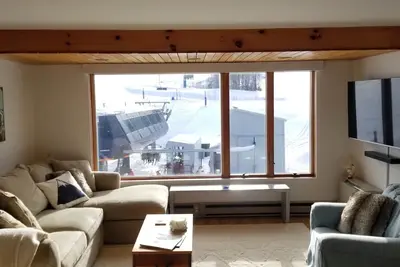 Image de Step out your door to Sugarloaf Ski Resort! Base area condo.