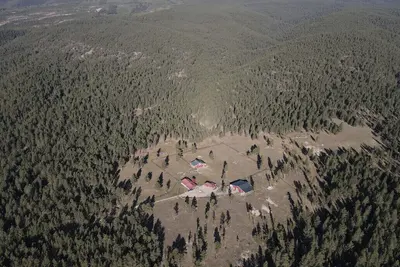 Image de Mountain log cabin, horse barn/fenced paddocks. Hunting, hiking, horseback riding