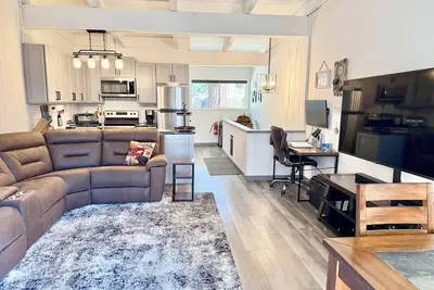 Image de Renovated & spacious 2 bed/2 bath Condo with Mountain Views - near Eagle Lodge