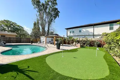 Image de Fun & Cheerful - 4009 W Pearl Ave · Fun & Cheerful Mini Golf Pool Home